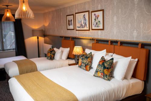 Katil atau katil-katil dalam bilik di Ely Hotel by Chef & Brewer Collection