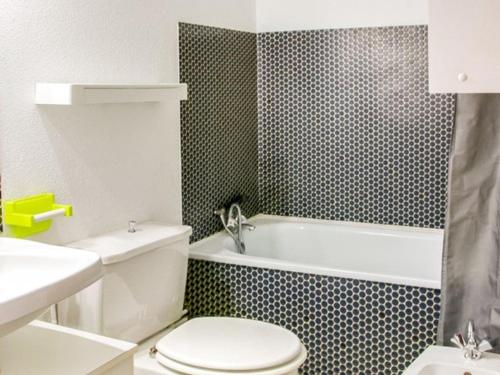 Ένα μπάνιο στο Studio fonctionnel 4 pers à Barèges, parking, animaux admis - FR-1-403-30
