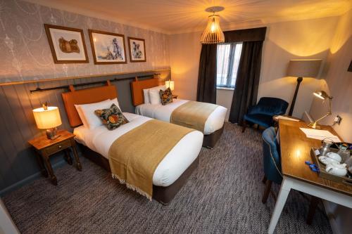 Katil atau katil-katil dalam bilik di Ely Hotel by Chef & Brewer Collection