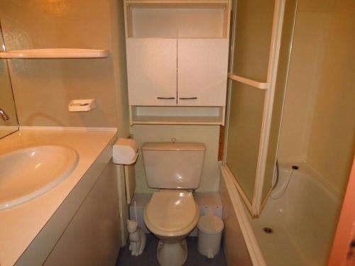 une petite salle de bain avec toilettes et lavabo dans l'établissement Studio cabine 4p, parking couvert, à 50m des pistes - FR-1-404-101, à La Mongie