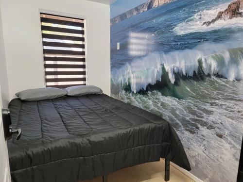 um quarto com uma cama e um quadro na parede em Orangewood & 51Ave Homestay - Not a Hotel em Glendale