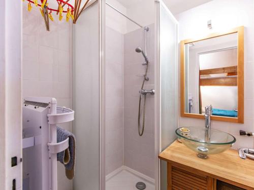 ein Bad mit einer Dusche und einem Glaswaschbecken in der Unterkunft Studio lumineux pour 6 personnes près des pistes et des commerces - FR-1-400-63 in Gourette