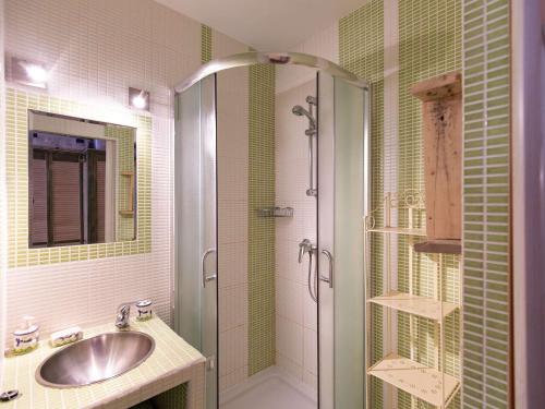a bathroom with a sink and a shower at Studio cabine 4 personnes, proche des pistes à Gourette - FR-1-400-65 in Gourette