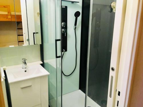 La salle de bains est pourvue d'une douche et d'un téléphone. dans l'établissement Studio Gourette, 1 pièce, 4 personnes - FR-1-400-53, à Gourette