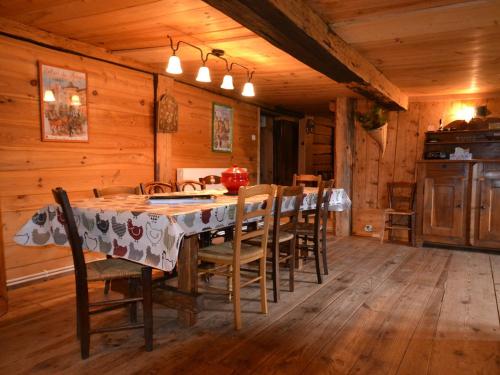 une salle à manger avec une table et des chaises dans l'établissement Ferme rénovée à Notre-Dame-de-Bellecombe, 8 pers, grande terrasse, animaux acceptés, parking - FR-1-505-46, à Notre-Dame-de-Bellecombe