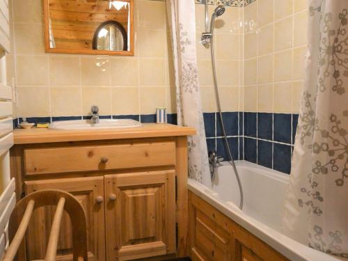 a bathroom with a sink and a tub and a shower at Appartement Notre-Dame-de-Bellecombe, 5 pièces, 8 personnes - FR-1-505-46 in Notre-Dame-de-Bellecombe