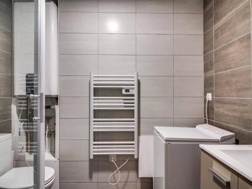 une salle de bain avec toilettes et lavabo dans l'établissement Appartement rénové pour 4 pers, 1 chambre, parking, centre de Cauterets, proche télécabine - FR-1-401-84, à Cauterets