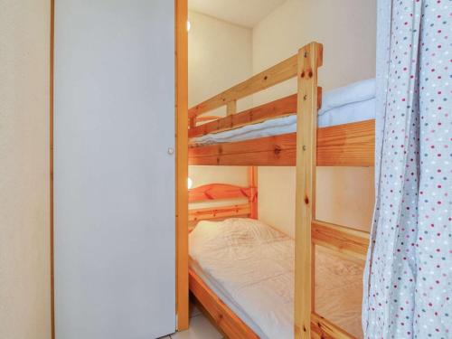 a couple of bunk beds in a small room at T2 cabine 6 pers à Luz, calme, parking, animaux OK - FR-1-402-13 in Luz-Saint-Sauveur