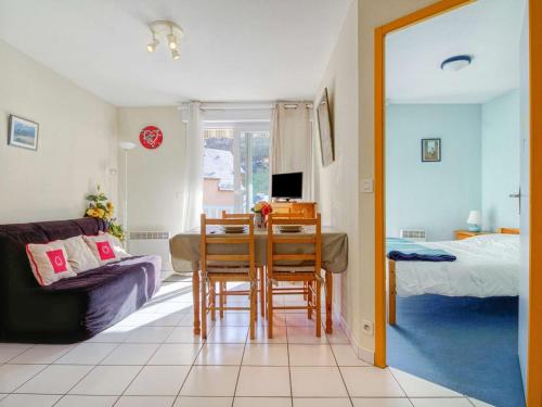 un salon avec une table et une chambre dans l'établissement T2 cabine 6 pers à Luz, calme, parking, animaux OK - FR-1-402-13, à Luz-Saint-Sauveur