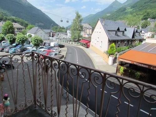 - un balcon offrant une vue sur une ville avec une rue dans l'établissement Studio cosy au centre de Cauterets, balcon, proche télécabines, pour 2 personnes - FR-1-401-85, à Cauterets