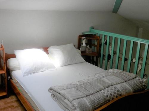 スーストンにあるVilla Soustons, 2 pièces, 4 personnes - FR-1-379-72のベッド(白い枕付)、ベビーベッド(ベッドルーム内)