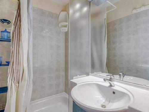 a white bathroom with a sink and a shower at T2 cabine 6 pers à Luz, calme, parking, animaux OK - FR-1-402-13 in Luz-Saint-Sauveur