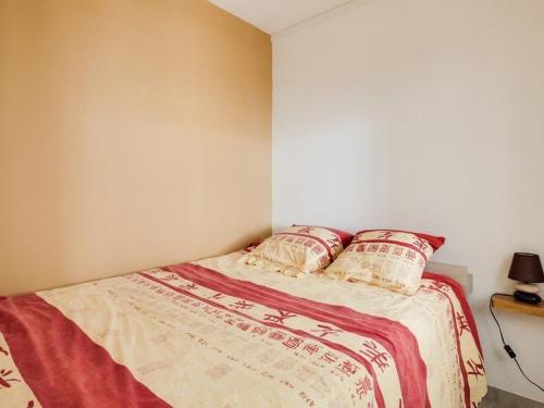 1 dormitorio con 1 cama con 2 almohadas en Appartement Gourette, 2 pièces, 6 personnes - FR-1-400-60 en Gourette
