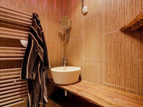 ein Badezimmer mit einem Waschbecken auf einer Holztheke in der Unterkunft Appartement Gourette, 2 pièces, 6 personnes - FR-1-400-60 in Gourette