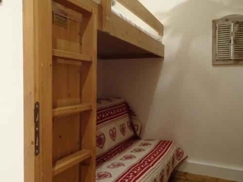 a bunk bed in a room with a bed in it at Appartement Méribel, 3 pièces, 6 personnes - FR-1-411-185 in Les Allues