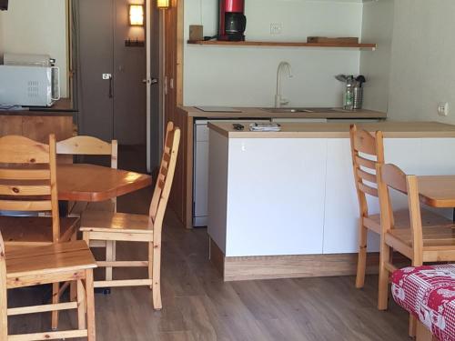 une cuisine et une salle à manger avec une table et des chaises dans l'établissement Studio confortable, proche des pistes, balcon, animaux admis, WiFi - FR-1-411-215, à Arc 1800