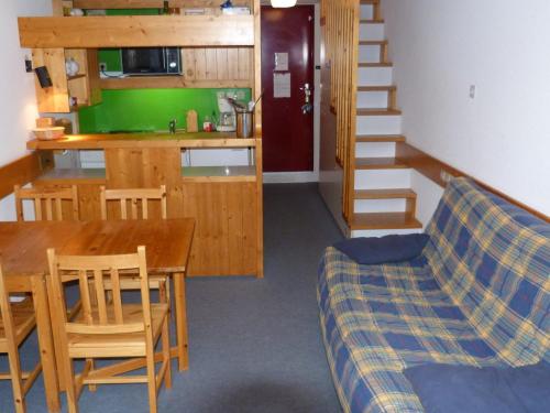 un salon avec un canapé et une table et une cuisine dans l'établissement Appartement Duplex 2P 6 Pers. Skis aux Pieds, Village de Charmettoger, Arc 1800 - FR-1-411-219, à Arc 1800