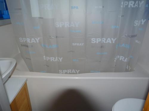 La salle de bains est pourvue d'une baignoire avec un rideau de douche. dans l'établissement Duplex cosy 5 pers. avec balcon Sud, proche pistes et commodités - Arc 1800 - FR-1-411-238, à Arc 1800