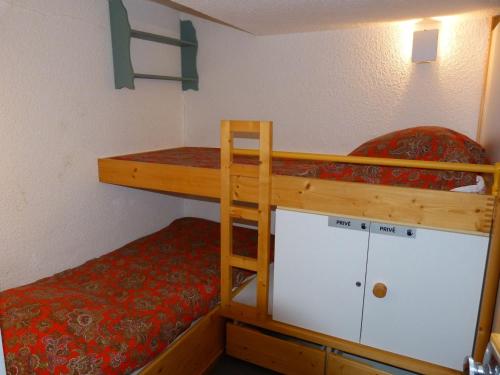 - une chambre avec deux lits superposés et un lit rouge dans l'établissement Duplex cosy 5 pers. avec balcon Sud, proche pistes et commodités - Arc 1800 - FR-1-411-238, à Arc 1800