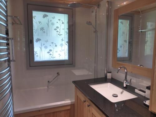 a bathroom with a sink and a shower and a mirror at Charmant appartement 3 pièces à Méribel, au pied des pistes, avec terrasse exposée sud et proche du centre - FR-1-411-77 in Les Allues