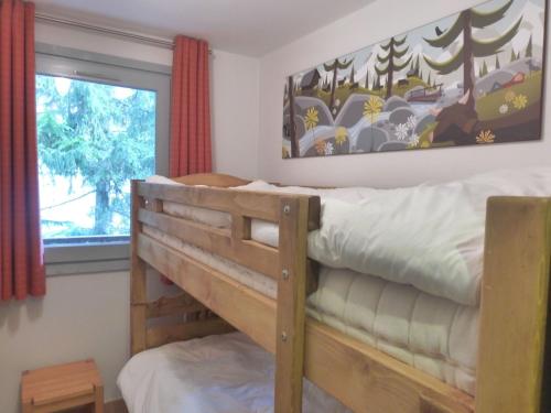 a bunk bed in a room with a window at Charmant appartement 3 pièces à Méribel, au pied des pistes, avec terrasse exposée sud et proche du centre - FR-1-411-77 in Les Allues