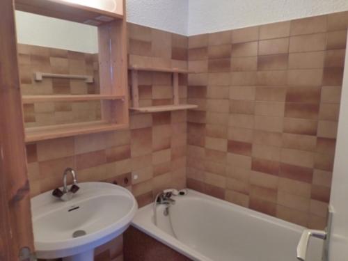 La salle de bains est pourvue d'un lavabo et d'une baignoire. dans l'établissement Appartement Méribel, 2 pièces, 6 personnes - FR-1-411-91, à Les Allues