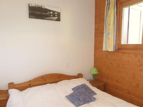 une chambre avec un lit et une fenêtre dans l'établissement Appartement cosy 3 pièces pour 4 personnes à Méribel Village, proche des pistes et commerces - FR-1-411-256, à Les Allues