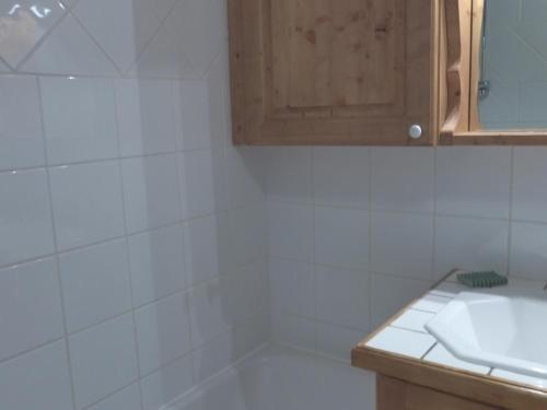 une salle de bain avec une baignoire blanche et un lavabo dans l'établissement Appartement cosy 3 pièces pour 4 personnes à Méribel Village, proche des pistes et commerces - FR-1-411-256, à Les Allues