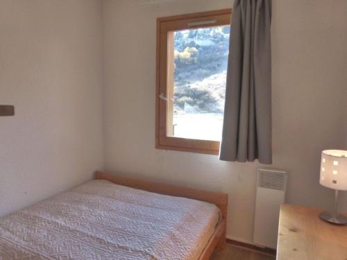 - une petite chambre avec un lit et une fenêtre dans l'établissement Appartement Méribel, 2 pièces, 6 personnes - FR-1-411-91, à Les Allues