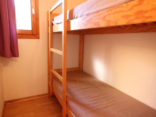 a room with two bunk beds with a window at Studio Peisey-Vallandry, 1 pièce, 4 personnes - FR-1-411-115 in Landry