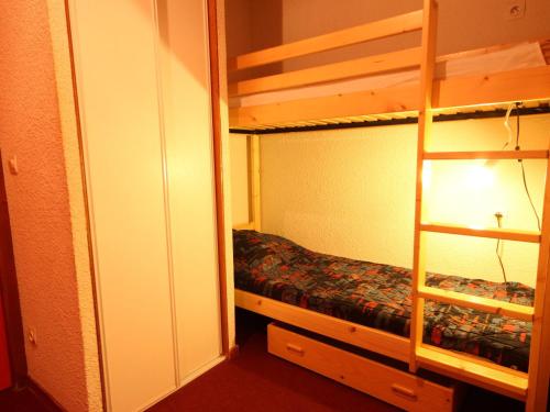 Cette petite chambre comprend des lits superposés et une lampe. dans l'établissement Appartement 2 pièces proche pistes avec balcon et TV à Vallandry - FR-1-411-285, à Landry