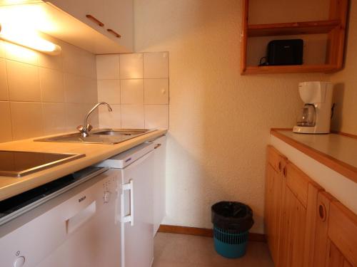 une petite cuisine avec un évier et un comptoir dans l'établissement Appartement 2 pièces proche pistes avec balcon et TV à Vallandry - FR-1-411-285, à Landry