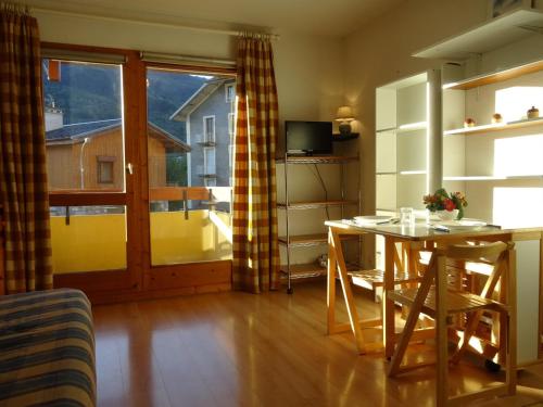 Photo de la galerie de l'établissement Studio 4 pers avec balcon à Bourg Saint Maurice, proche centre et commerces - animaux acceptés - FR-1-411-110, à Bourg-Saint-Maurice