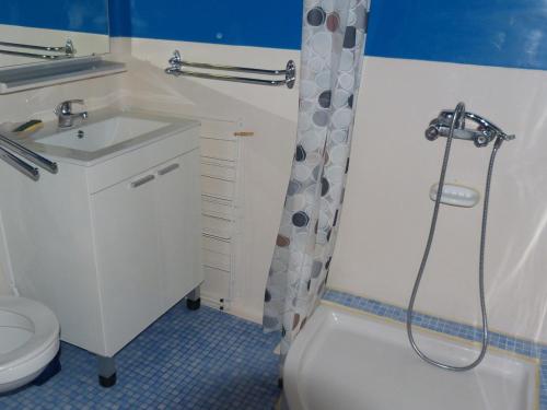 une salle de bain avec une douche, un lavabo et des toilettes dans l'établissement Charmettoger Arc 1800 : Duplex 5 pers, Balcon Sud, Proche Pistes et Commodités - FR-1-411-286, à Arc 1800