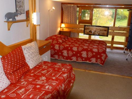 une chambre d'hôtel avec un lit et un canapé dans l'établissement Charmettoger Arc 1800 : Duplex 5 pers, Balcon Sud, Proche Pistes et Commodités - FR-1-411-286, à Arc 1800