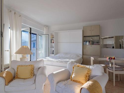 - un salon avec deux chaises et un lit dans l'établissement Studio cosy à Biarritz avec vue sur l'océan, 2e étage, ascenseur - FR-1-3-483, à Biarritz