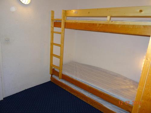 Ce lit superposé se trouve dans un dortoir avec une échelle. dans l'établissement Studio skis aux pieds, proche commerces, animaux admis à Arc 1800 - FR-1-411-128, à Arc 1800