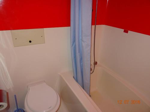 une petite salle de bain avec toilettes et douche dans l'établissement Studio skis aux pieds, proche commerces, animaux admis à Arc 1800 - FR-1-411-128, à Arc 1800