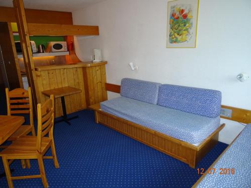 Cette petite chambre comprend des lits superposés et une table. dans l'établissement Studio skis aux pieds, proche commerces, animaux admis à Arc 1800 - FR-1-411-128, à Arc 1800