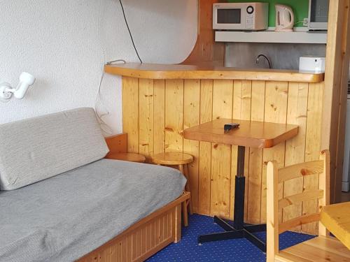 une petite pièce avec un lit et une table dans l'établissement Studio skis aux pieds pour 5 pers. avec balcon, proche commerces et pistes à Arc 1800 - FR-1-411-116, à Arc 1800
