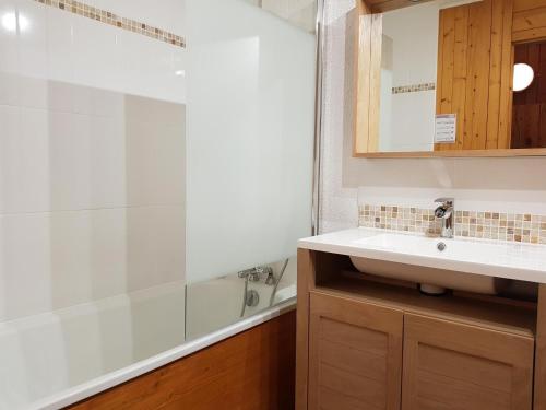 une salle de bain avec un lavabo et une baignoire dans l'établissement Appartement pour 6 personnes à Arc 1600 proche pistes et commerces - FR-1-411-183, à Arc 1600