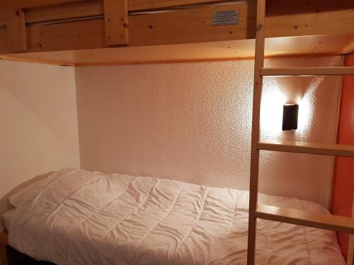 a bedroom with a bunk bed with a ladder at Studio Les Arcs 2000, 1 pièce, 4 personnes - FR-1-411-332 in Arc 2000