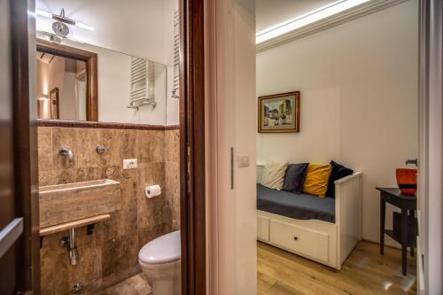 ein kleines Bad mit einem Bett und einem WC in der Unterkunft Casa Leonetto in Rom