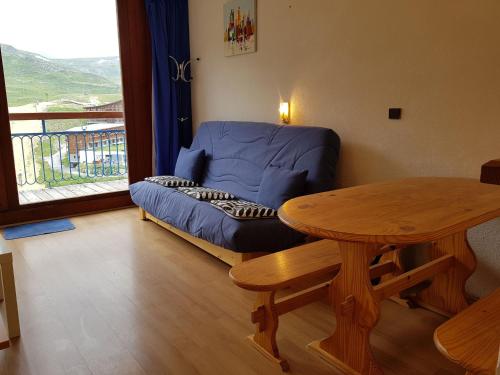 Studio Les Arcs 2000, 1 pièce, 5 personnes - FR-1-411-350 tesisinde bir oturma alanı