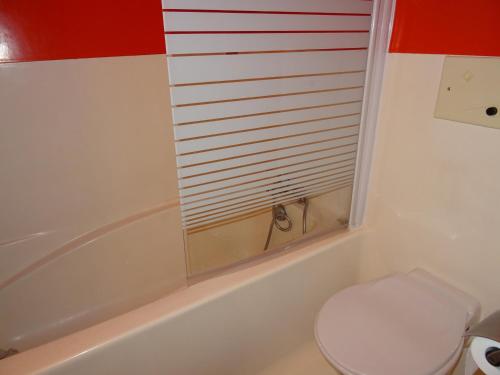 a bathroom with a toilet and a bath tub at Studio Les Arcs 1800, 1 pièce, 5 personnes - FR-1-411-374 in Arc 1800