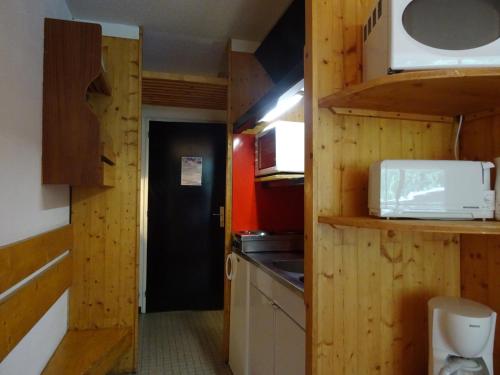 une petite cuisine avec un évier et un micro-ondes dans l'établissement Studio cosy 3 pers à Arc 1600 - Ski aux pieds, proche commerces, balcon Sud, parking et Wifi inclus - FR-1-411-421, à Arc 1600