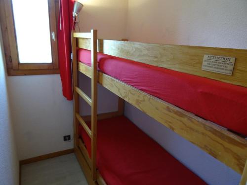 quelques lits superposés dans une chambre dans l'établissement Studio pour 4 à Vallandry, proche des pistes avec TV et balcon - FR-1-411-277, à Landry