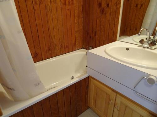 une salle de bain avec un lavabo et une baignoire et un lavabo dans l'établissement Studio pour 4 à Vallandry, proche des pistes avec TV et balcon - FR-1-411-277, à Landry