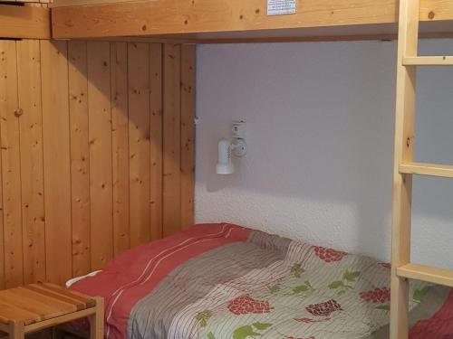 een slaapkamer met een stapelbed en een ladder bij Studio Les Arcs 1800, 1 pièce, 5 personnes - FR-1-411-284 in Arc 1800