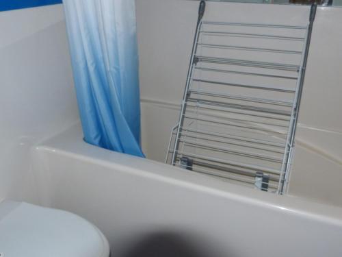 La salle de bains est pourvue d'un porte-serviettes sur le côté d'une baignoire. dans l'établissement Duplex 2 pièces 5 pers, balcon sud, proche pistes et commerces, Animaux admis - Arc 1800 - FR-1-411-296, à Arc 1800